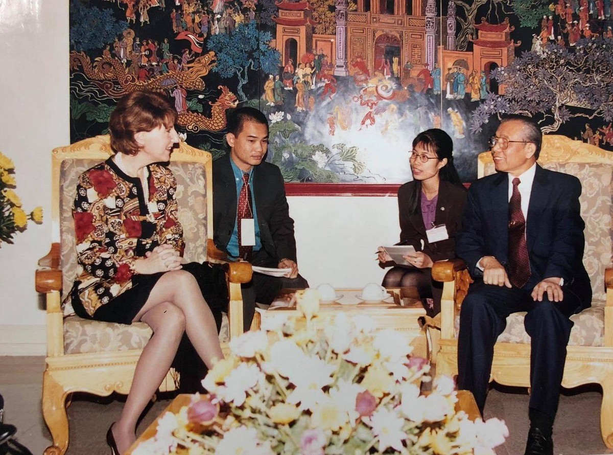 Ông Phạm Tuấn Anh phiên dịch cho bà Charlene Barshefsky, Đoàn thương mại Hoa Kỳ trong chuyến thăm và làm việc tại Việt Nam, năm 2000. Ông Phạm Tuấn Anh phiên dịch cho bà Charlene Barshefsky, Đoàn thương mại Hoa Kỳ trong chuyến thăm và làm việc tại Việt Nam, năm 2000.