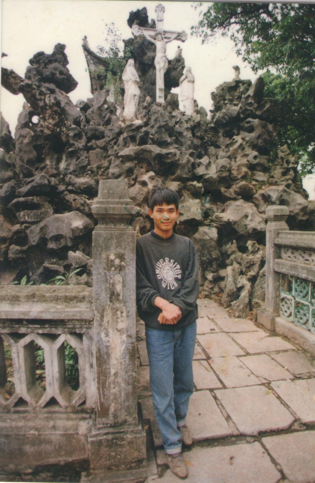 Khi tiếng Anh đã tốt, Phạm Tuấn Anh làm công việc của hướng dẫn viên du lịch để kiếm chút tiền tự trang trải và đỡ đần cho gia đình. Khi tiếng Anh đã tốt, Phạm Tuấn Anh làm công việc của hướng dẫn viên du lịch để kiếm chút tiền tự trang trải và đỡ đần cho gia đình.