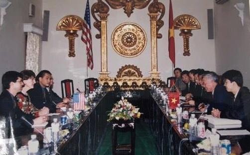 Ông Phạm Tuấn Anh phiên dịch cho bà Charlene Barshefsky, đại diện thương mại Hoa Kỳ, tại Hội đàm giữa Bộ Thương mại và Đoàn thương mại Hoa Kỳ, năm 2000. Ông Phạm Tuấn Anh phiên dịch cho bà Charlene Barshefsky, đại diện thương mại Hoa Kỳ, tại Hội đàm giữa Bộ Thương mại và Đoàn thương mại Hoa Kỳ, năm 2000.