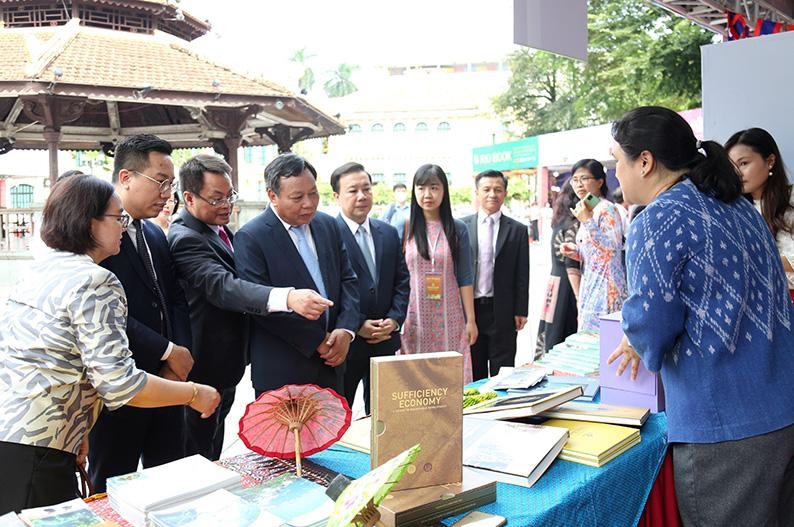 Các đại biểu tham quan gian hàng sách. Các đại biểu tham quan gian hàng sách.