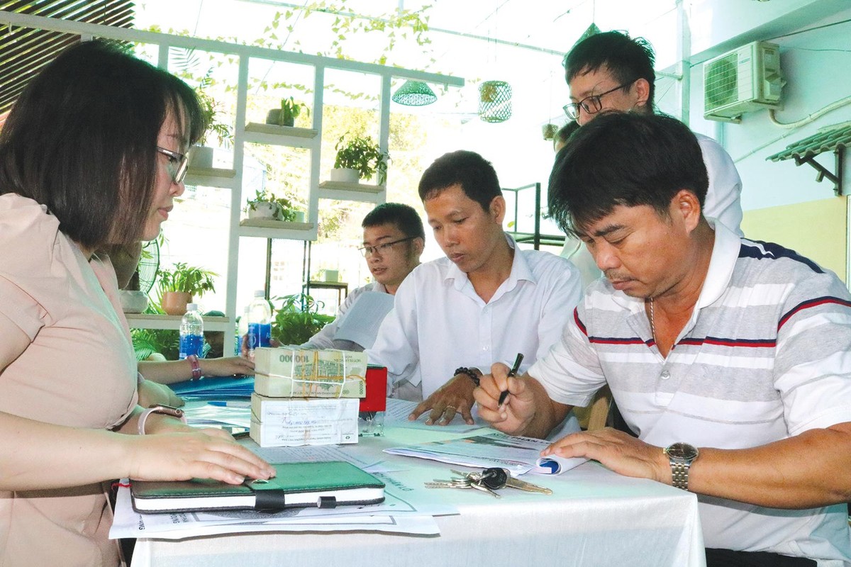 Đặt cọc mua nhà. Ảnh: Việt Dũng Đặt cọc mua nhà. Ảnh: Việt Dũng