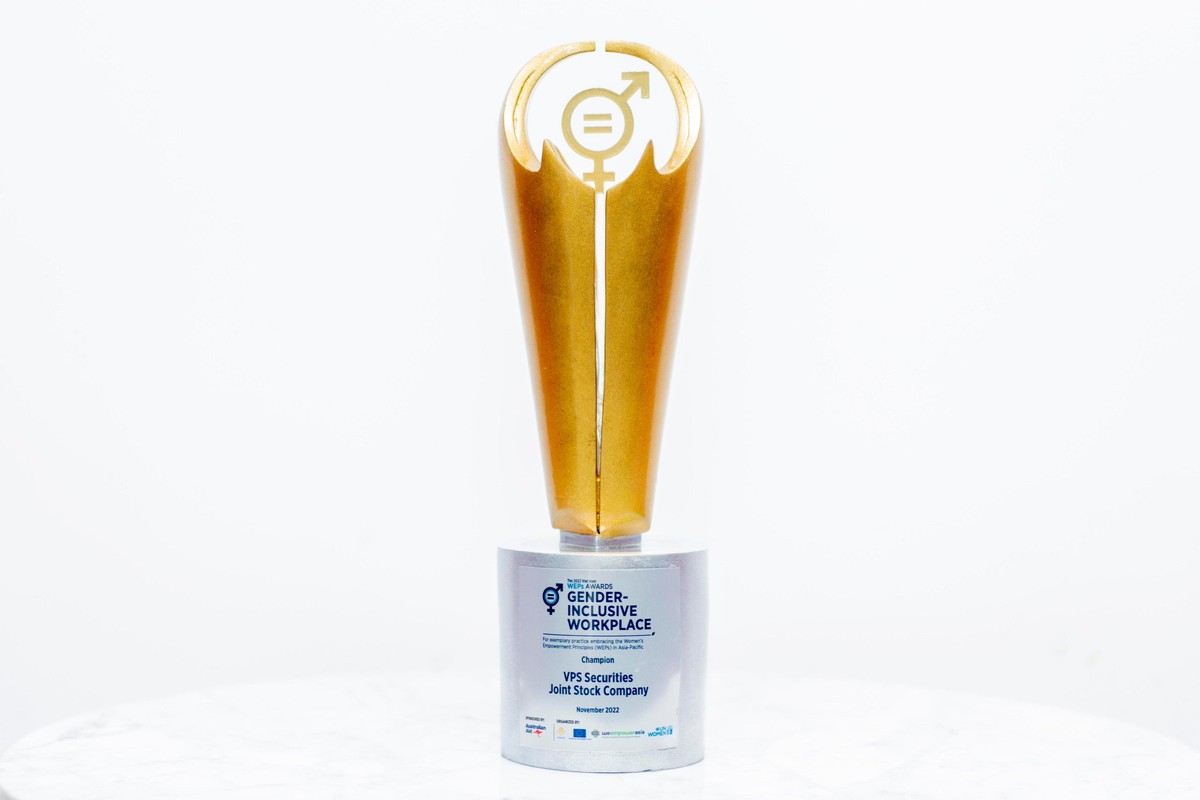 Cúp giải thưởng “Bình đẳng giới tại nơi làm việc”được trao tặng cho VPS. Cúp giải thưởng “Bình đẳng giới tại nơi làm việc”được trao tặng cho VPS.