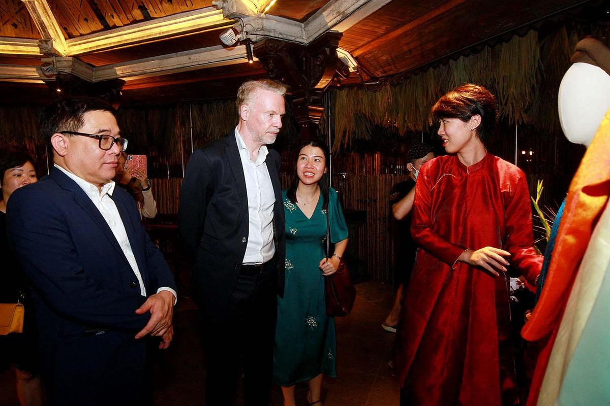 Giám đốc Sở Văn hóa và Thể thao Hà Nội Đỗ Đình Hồng và ông Christian Manhart, Trưởng đại diện UNESCO tại Việt Nam và các vị đại biểu thăm các gian trưng bày