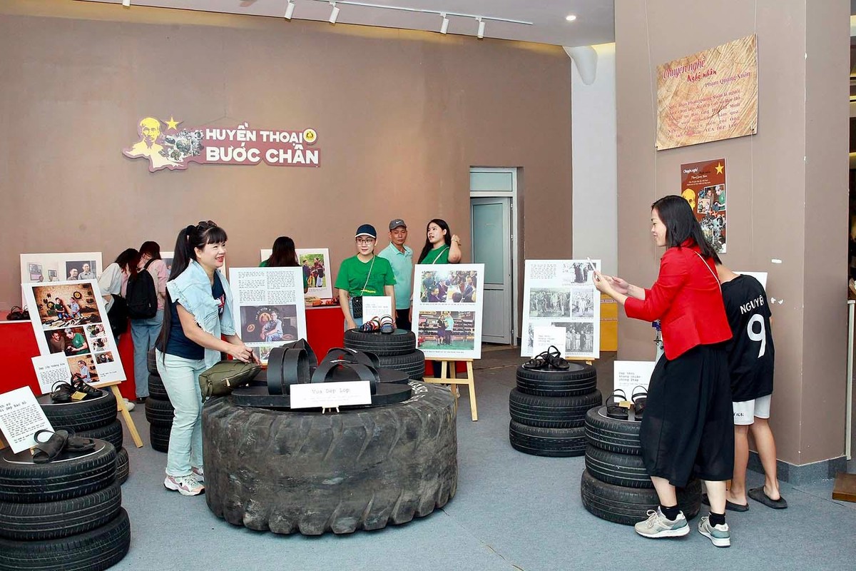 Khách tham quan thích thú với những vật dụng tái chế tại triển lãmc Không gian thiết kế