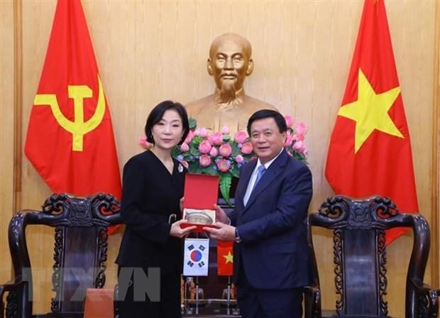 Giám đốc Học viện Chính trị quốc gia Hồ Chí Minh Nguyễn Xuân Thắng tặng quà lưu niệm Đại sứ Hàn Quốc tại Việt Nam Oh Young-ju. (Ảnh: Văn Điệp/TTXVN) Giám đốc Học viện Chính trị quốc gia Hồ Chí Minh Nguyễn Xuân Thắng tặng quà lưu niệm Đại sứ Hàn Quốc tại Việt Nam Oh Young-ju. (Ảnh: Văn Điệp/TTXVN)