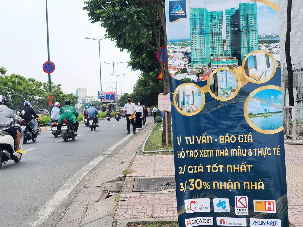Môi giới đứng xếp hàng cả buổi để tiếp thị sản phẩm trên đường Phạm Văn Đồng, TP. Thủ Đức mà vẫn khó kiếm khách hàng. Ảnh: Lê Toàn Môi giới đứng xếp hàng cả buổi để tiếp thị sản phẩm trên đường Phạm Văn Đồng, TP. Thủ Đức mà vẫn khó kiếm khách hàng. Ảnh: Lê Toàn