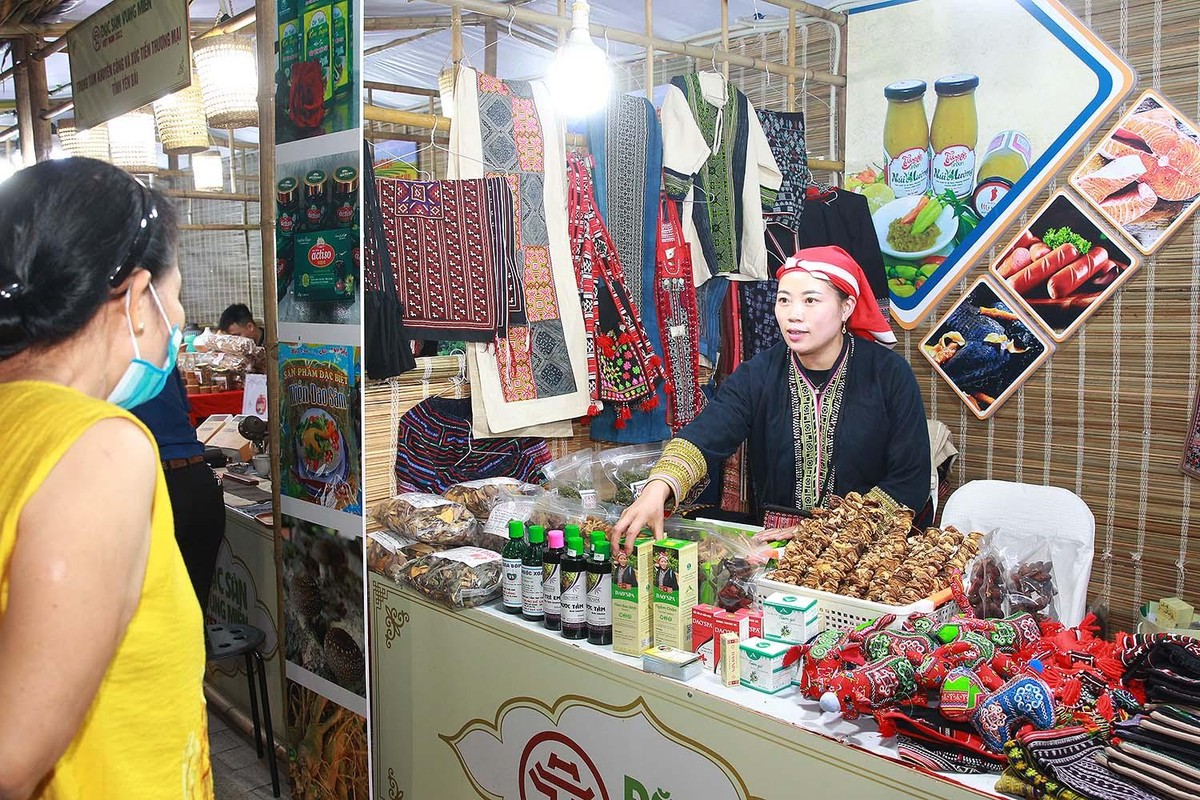 Với sự nỗ lực của thành phố Hà Nội, sự phối hợp của các Ban, Bộ, ngành Trung ương, các tỉnh, thành trong cả nước và sự hưởng ứng của các doanh nghiệp, Hiệp hội, ông Quang tin tưởng, Hội chợ Đặc sản Vùng miền Việt Nam sẽ tiếp tục là cầu nối quan trọng giữa nhà sản xuất - nhà phân phối - người tiêu dùng, là kênh quảng bá hiệu quả cho các sản phẩm đặc sản Việt Nam và là dịp để giới thiệu những nét văn hóa truyền thống, du lịch đặc trưng của mỗi vùng đất tới du khách trong nước và quốc tế. Với sự nỗ lực của thành phố Hà Nội, sự phối hợp của các Ban, Bộ, ngành Trung ương, các tỉnh, thành trong cả nước và sự hưởng ứng của các doanh nghiệp, Hiệp hội, ông Quang tin tưởng, Hội chợ Đặc sản Vùng miền Việt Nam sẽ tiếp tục là cầu nối quan trọng giữa nhà sản xuất - nhà phân phối - người tiêu dùng, là kênh quảng bá hiệu quả cho các sản phẩm đặc sản Việt Nam và là dịp để giới thiệu những nét văn hóa truyền thống, du lịch đặc trưng của mỗi vùng đất tới du khách trong nước và quốc tế.