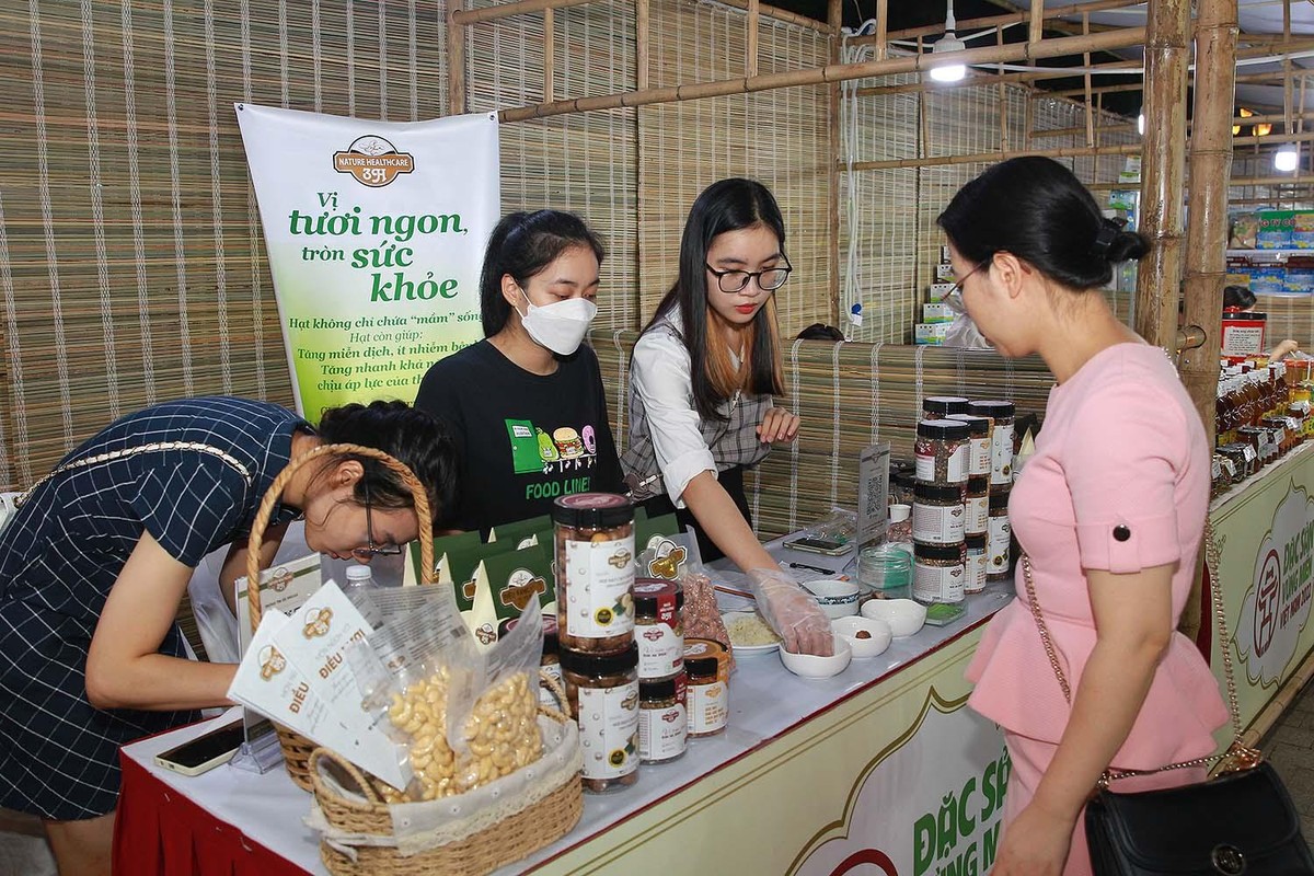 Hội chợ được phân bổ thành các không gian như: Không gian các gian hàng đặc sản của các tỉnh, thành phố trong cả nước; Không gian sản phẩm đặc sản, OCOP Hà Nội; Không gian sản phẩm bảo hộ chỉ dẫn địa lý; sản phẩm có tiềm năng xuất khẩu để cung cấp cho các chuỗi phân phối tại nước ngoài; Không gian sản phẩm đặc sản quốc tế của Đại sứ quán, tổ chức quốc tế một số nước tại Hà Nội; Hội chợ được phân bổ thành các không gian như: Không gian các gian hàng đặc sản của các tỉnh, thành phố trong cả nước; Không gian sản phẩm đặc sản, OCOP Hà Nội; Không gian sản phẩm bảo hộ chỉ dẫn địa lý; sản phẩm có tiềm năng xuất khẩu để cung cấp cho các chuỗi phân phối tại nước ngoài; Không gian sản phẩm đặc sản quốc tế của Đại sứ quán, tổ chức quốc tế một số nước tại Hà Nội;