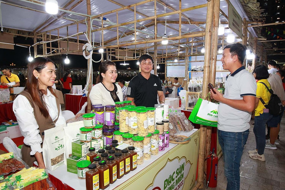 Trong bối cảnh tình hình dịch Covid-19 đã được kiểm soát tại Việt Nam nói chung và Hà Nội nói riêng, năm 2022 Hội chợ Đặc sản vùng miền Việt Nam được tổ chức với quy mô lớn hơn so với các năm trước. Trong bối cảnh tình hình dịch Covid-19 đã được kiểm soát tại Việt Nam nói chung và Hà Nội nói riêng, năm 2022 Hội chợ Đặc sản vùng miền Việt Nam được tổ chức với quy mô lớn hơn so với các năm trước.