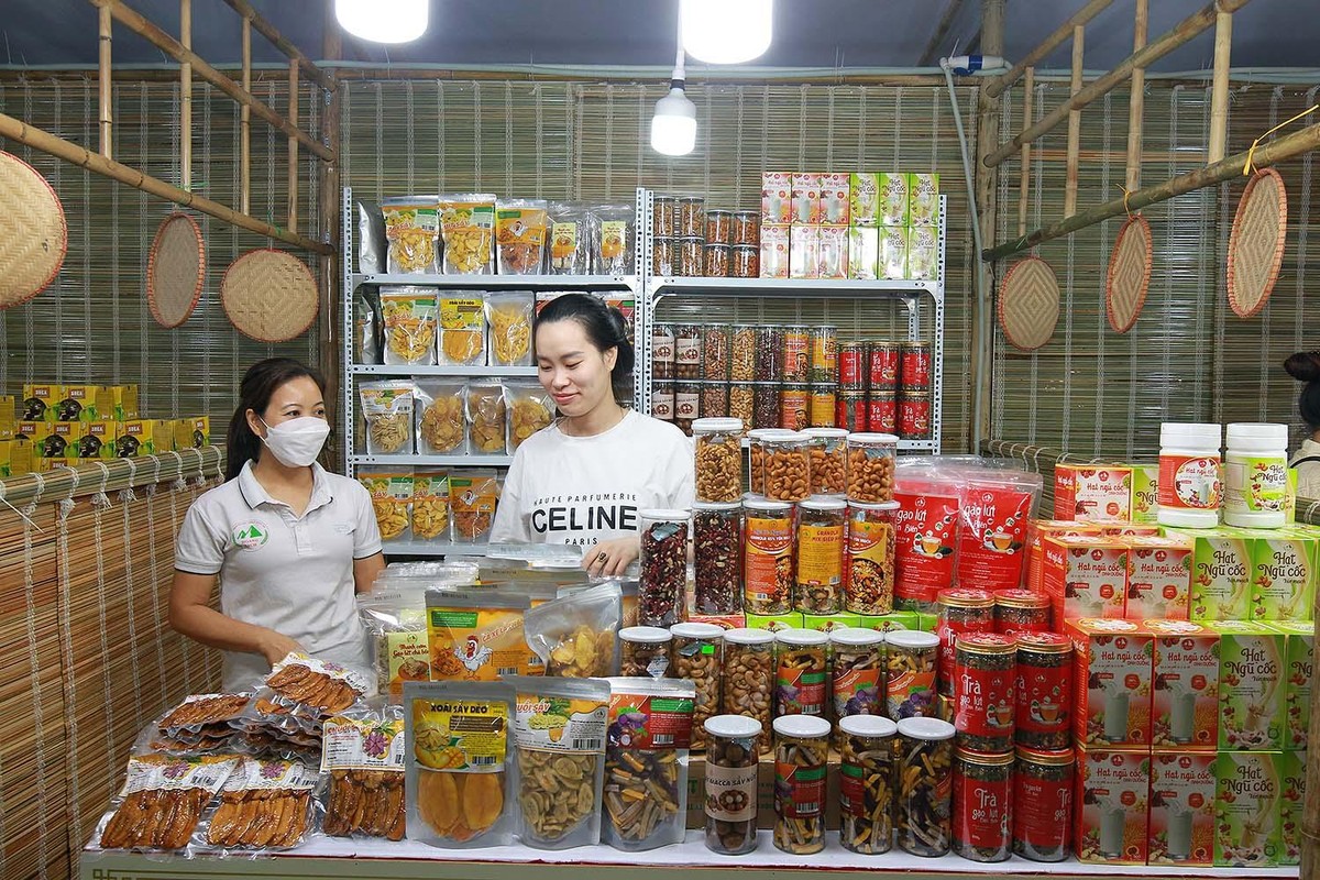 Ban tổ chức Hội chợ cũng sẽ phối hợp với các nhà phân phối nước ngoài tại Việt Nam (Aeon, Central Group, Lotte...), sàn thương mại điện tử trong và ngoài nước kết nối, lựa chọn các sản phẩm đạt tiêu chuẩn, tiến tới xuất khẩu, đưa vào hệ thống phân phối tại các nước. Ban tổ chức Hội chợ cũng sẽ phối hợp với các nhà phân phối nước ngoài tại Việt Nam (Aeon, Central Group, Lotte...), sàn thương mại điện tử trong và ngoài nước kết nối, lựa chọn các sản phẩm đạt tiêu chuẩn, tiến tới xuất khẩu, đưa vào hệ thống phân phối tại các nước.