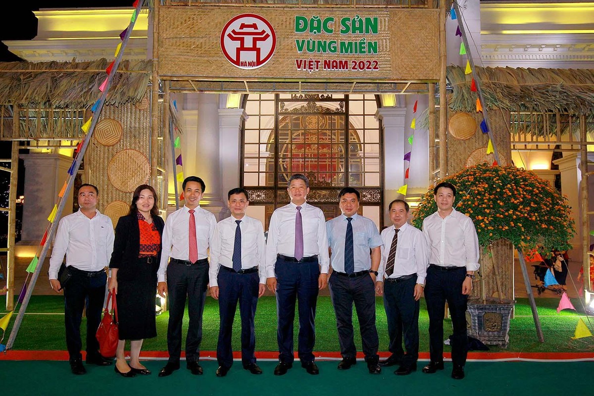 Nhằm đẩy mạnh hợp tác phát triển kinh tế-xã hội với các tỉnh, thành phố trong cả nước trên tinh thần “Hà Nội vì cả nước, cùng cả nước”; phối hợp, hỗ trợ các tỉnh, thành phố trong việc quảng bá, giới thiệu sản phẩm, đặc biệt là các sản phẩm đặc sản, tiêu biểu, có thế mạnh của các địa phương, tham gia chuỗi cung ứng - tiêu thụ hiệu quả tại thị trường Hà Nội và phục vụ xuất khẩu; Thành phố Hà Nội đã giao HPA chủ trì phối hợp với các Sở, ngành có liên quan tổ chức nhiều hoạt động xúc tiến thương mại, kết nối cung cầu hàng hóa giữa Hà Nội và các tỉnh thành trong cả nước. Trong đó, đặc biệt là Hội chợ Đặc sản Vùng miền Việt Nam được tổ chức vào tháng 11 thường niên tại Thành phố Hà Nội. Nhằm đẩy mạnh hợp tác phát triển kinh tế-xã hội với các tỉnh, thành phố trong cả nước trên tinh thần “Hà Nội vì cả nước, cùng cả nước”; phối hợp, hỗ trợ các tỉnh, thành phố trong việc quảng bá, giới thiệu sản phẩm, đặc biệt là các sản phẩm đặc sản, tiêu biểu, có thế mạnh của các địa phương, tham gia chuỗi cung ứng - tiêu thụ hiệu quả tại thị trường Hà Nội và phục vụ xuất khẩu; Thành phố Hà Nội đã giao HPA chủ trì phối hợp với các Sở, ngành có liên quan tổ chức nhiều hoạt động xúc tiến thương mại, kết nối cung cầu hàng hóa giữa Hà Nội và các tỉnh thành trong cả nước. Trong đó, đặc biệt là Hội chợ Đặc sản Vùng miền Việt Nam được tổ chức vào tháng 11 thường niên tại Thành phố Hà Nội.