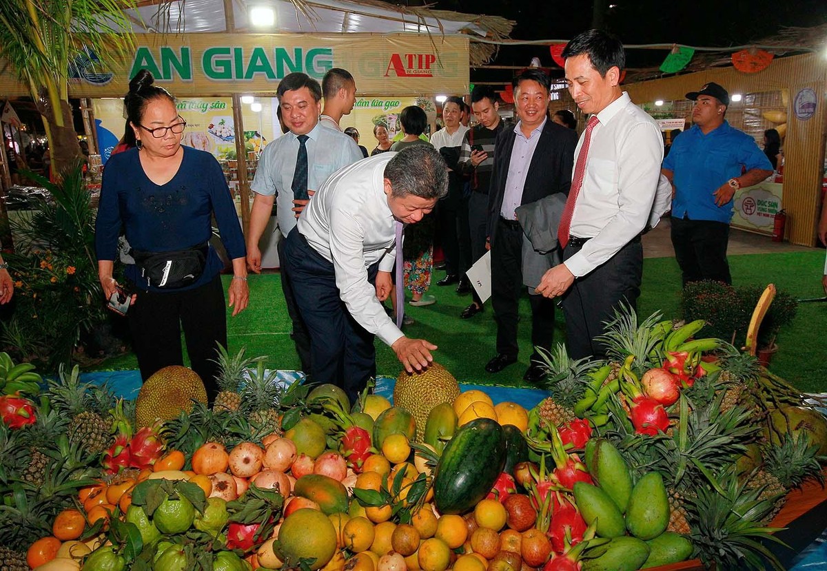Có nhiều tiểu cảnh đặc trưng các vùng miền trên cả nước được dàn dựng, trang trí đặc biệt, các gian hàng được thiết kế theo module đặc biệt, vừa hiện đại vừa truyền thống theo không gian mở ngoài trời, là điểm khác biệt so với mọi năm. Có nhiều tiểu cảnh đặc trưng các vùng miền trên cả nước được dàn dựng, trang trí đặc biệt, các gian hàng được thiết kế theo module đặc biệt, vừa hiện đại vừa truyền thống theo không gian mở ngoài trời, là điểm khác biệt so với mọi năm.