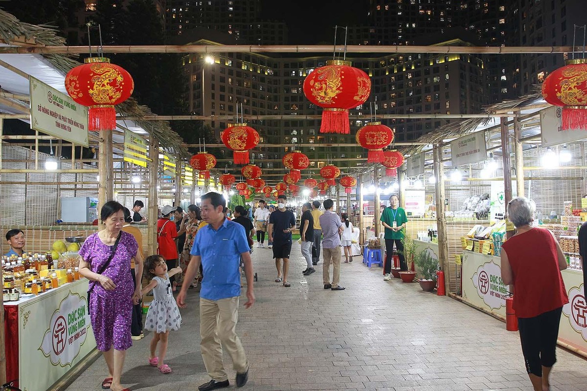 Năm 2022, Hội chợ Đặc sản Vùng miền Việt Nam diễn ra từ ngày 23-27/11, tại Quảng trường Trung tâm Thương mại Royal City với quy mô 260 gian hàng, thu hút 350 doanh nghiệp, Hợp tác xã của hơn 60 tỉnh, thành phố trong cả nước tham dự. Năm 2022, Hội chợ Đặc sản Vùng miền Việt Nam diễn ra từ ngày 23-27/11, tại Quảng trường Trung tâm Thương mại Royal City với quy mô 260 gian hàng, thu hút 350 doanh nghiệp, Hợp tác xã của hơn 60 tỉnh, thành phố trong cả nước tham dự.