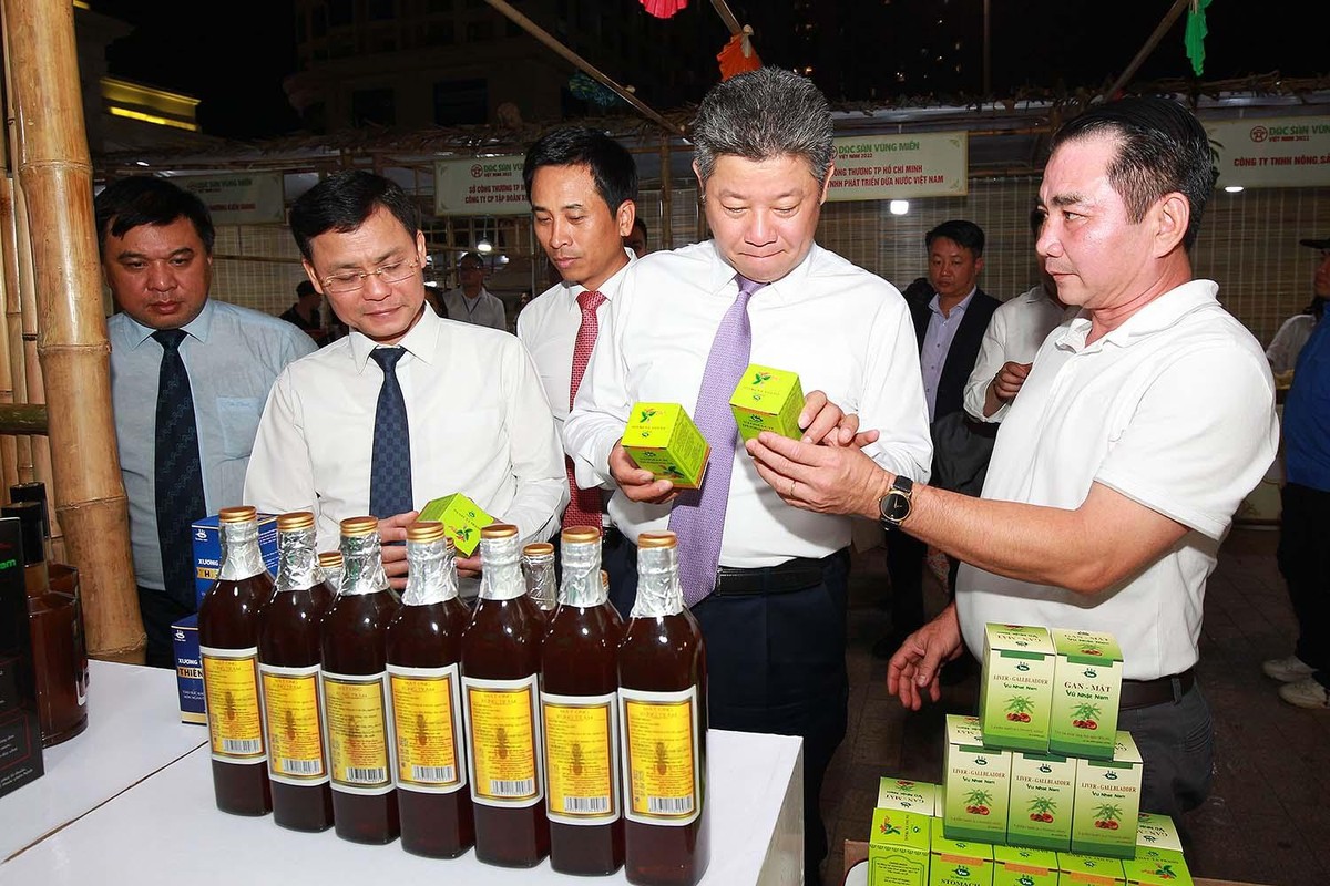 Được biết, sản phẩm trưng bày tại hội chợ được Ban Tổ chức lựa chọn các sản phẩm đảm bảo nguồn gốc, xuất xứ, vệ sinh an toàn thực phẩm… Được biết, sản phẩm trưng bày tại hội chợ được Ban Tổ chức lựa chọn các sản phẩm đảm bảo nguồn gốc, xuất xứ, vệ sinh an toàn thực phẩm…