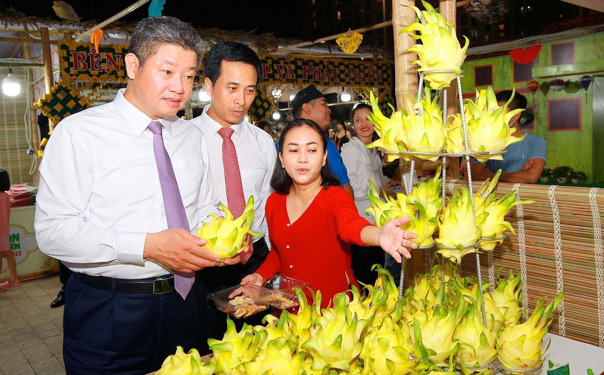 Đặc biệt, tại Hội chợ còn có trình diễn sản phẩm, quảng bá văn hóa, xúc tiến du lịch với các hoạt động tôn vinh sản phẩm truyền thống; trình diễn tay nghề của các nghệ nhân làng nghề; trình diễn thưởng trà Vùng Tây bắc, quy trình sao tẩm chè sạch từ các vùng chè nổi tiếng và giới thiệu văn hóa trà; Lễ hội quảng bá thương hiệu đặc sản trái cây… Đặc biệt, tại Hội chợ còn có trình diễn sản phẩm, quảng bá văn hóa, xúc tiến du lịch với các hoạt động tôn vinh sản phẩm truyền thống; trình diễn tay nghề của các nghệ nhân làng nghề; trình diễn thưởng trà Vùng Tây bắc, quy trình sao tẩm chè sạch từ các vùng chè nổi tiếng và giới thiệu văn hóa trà; Lễ hội quảng bá thương hiệu đặc sản trái cây…