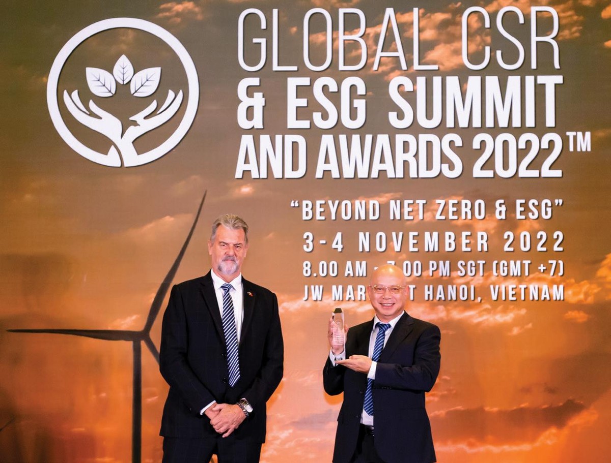 Ông Trịnh Quốc Dũng, Giám đốc Điều hành Vinamilk đại diện nhận các giải thưởng tại hội nghị CSR &ESG toàn cầu năm 2022 Ông Trịnh Quốc Dũng, Giám đốc Điều hành Vinamilk đại diện nhận các giải thưởng tại hội nghị CSR &ESG toàn cầu năm 2022