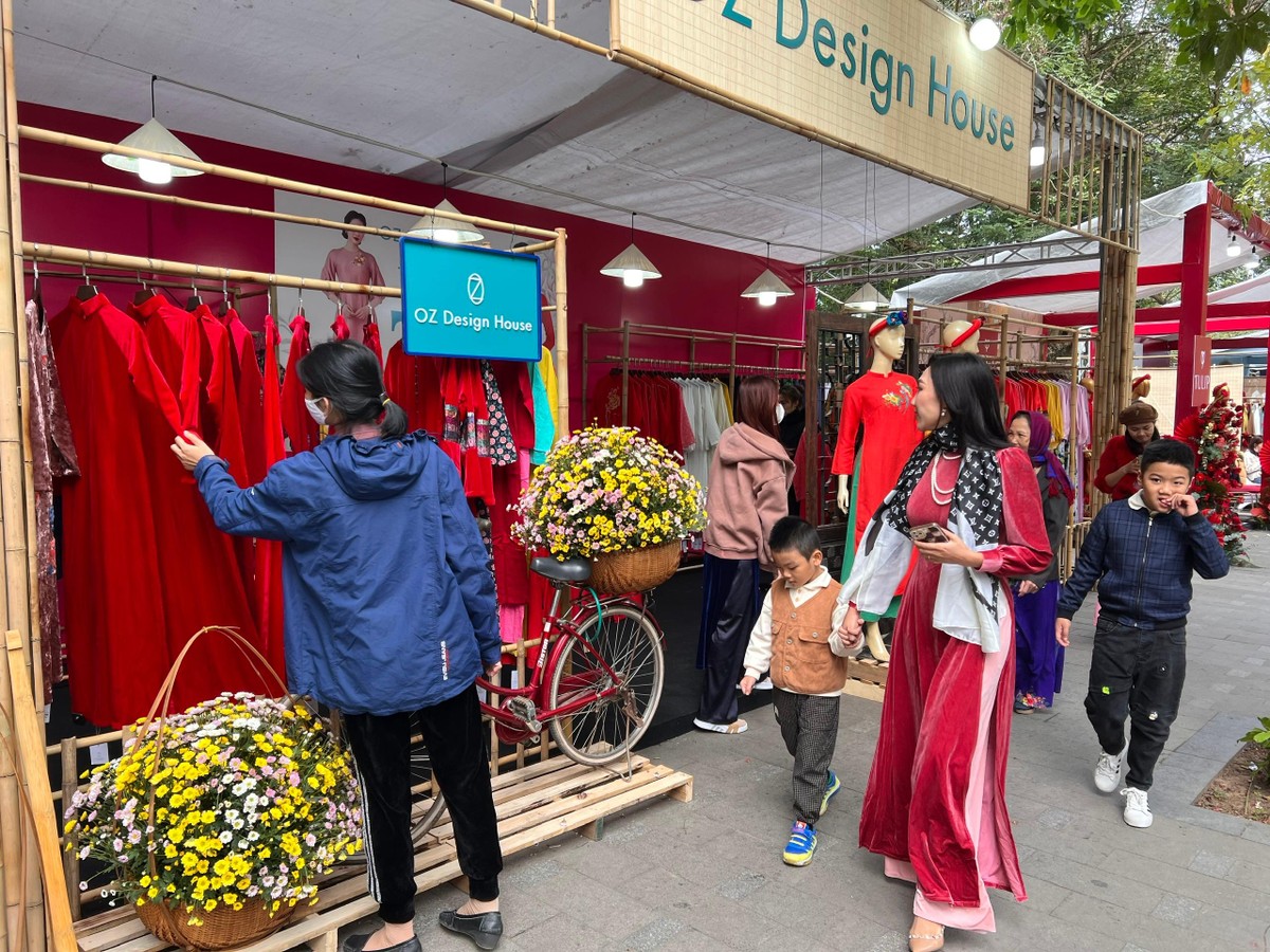 Lễ hội áo dài du lịch Hà Nội 2022 là sự kết hợp giữa âm nhạc, ánh sáng và trình diễn áo dài 3 miền Bắc - Trung - Nam của Hà Nội - Huế - TP.HCM... Lễ hội áo dài du lịch Hà Nội 2022 là sự kết hợp giữa âm nhạc, ánh sáng và trình diễn áo dài 3 miền Bắc - Trung - Nam của Hà Nội - Huế - TP.HCM...