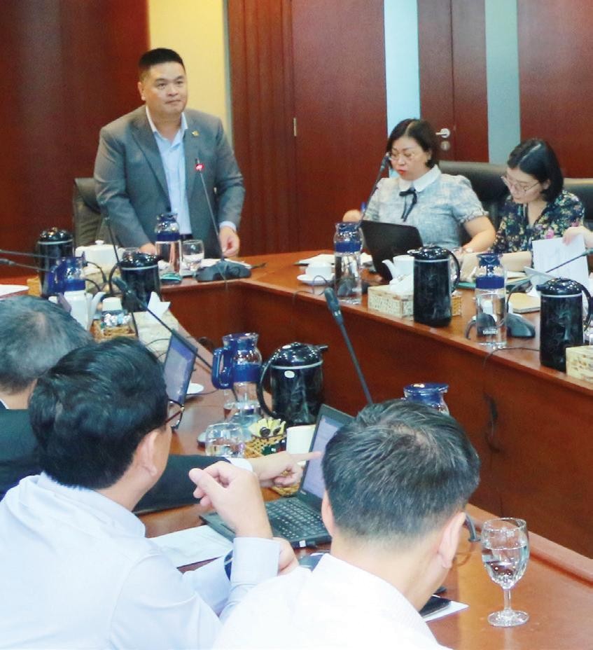 Ông Nguyễn Vũ Quang Trung (đứng), Phó tổng giám đốc HOSE, đại diện Ban tổ chức trao đổi cùng Hội đồng bình chọn nhằm tìm ra những gương mặt sáng giá của năm nay Ông Nguyễn Vũ Quang Trung (đứng), Phó tổng giám đốc HOSE, đại diện Ban tổ chức trao đổi cùng Hội đồng bình chọn nhằm tìm ra những gương mặt sáng giá của năm nay