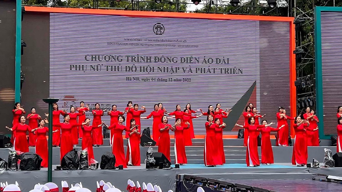 Đáng chú ý là, chương trình biểu diễn nghệ thuật và đồng diễn áo dài của Hội Liên hiệp Phụ nữ Thành phốHà Nội có sự tham gia của của 700 phụ nữ đến từ các khối, các tổ chức và gia đình với nhiều thế hệ sẽ là hoạt động quy mô lớn, ấn tượng trong sự kiện. Đáng chú ý là, chương trình biểu diễn nghệ thuật và đồng diễn áo dài của Hội Liên hiệp Phụ nữ Thành phốHà Nội có sự tham gia của của 700 phụ nữ đến từ các khối, các tổ chức và gia đình với nhiều thế hệ sẽ là hoạt động quy mô lớn, ấn tượng trong sự kiện.