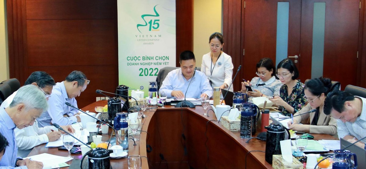 Hội đồng bình chọn gồm nhiều thành viên có chuyên môn sâu trong lĩnh vực chuyên trách, làm việc tập trung với tinh thần công tâm và chuyên nghiệp Hội đồng bình chọn gồm nhiều thành viên có chuyên môn sâu trong lĩnh vực chuyên trách, làm việc tập trung với tinh thần công tâm và chuyên nghiệp