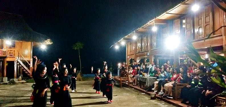 Du khách xem thưởng thức nghệ thuật truyền thống của đồng bào Tày tại homestay Tài Ngào.