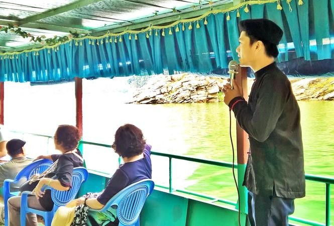 Chẩu Thanh Ngà hướng dẫn du khách tham quan trên lòng hồ thuỷ điện Na Hang.