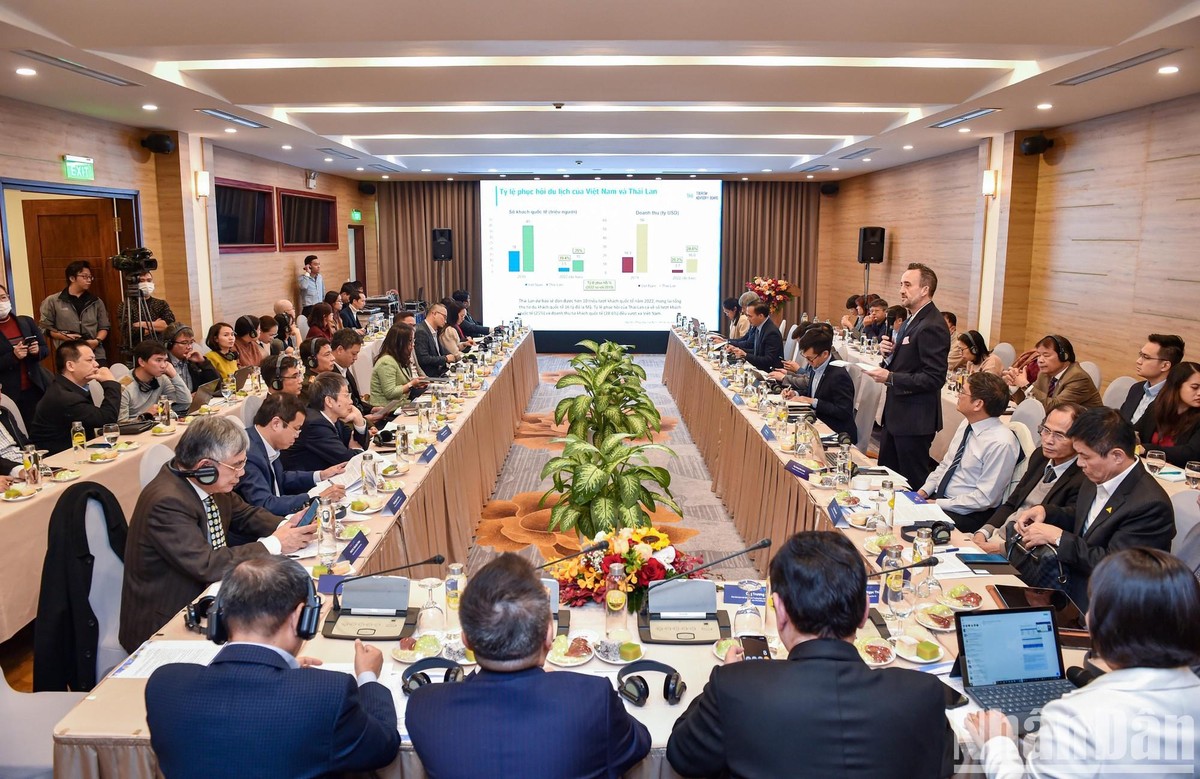 Các đại biểu trong nước và quốc tế tham dự Hội nghị bàn tròn với chủ đề: Phục hồi kinh tế và doanh nghiệp 2023: Giải pháp tạo bứt phá từ trụ cột “Dịch vụ hàng không - du lịch”.