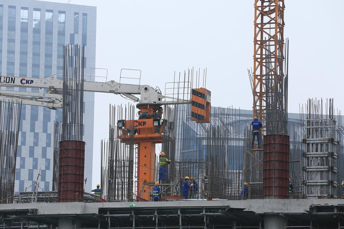 Nhiều dự án tiếp tục thi công, chờ ngày ra hàng. Ảnh: Dũng Minh Nhiều dự án tiếp tục thi công, chờ ngày ra hàng. Ảnh: Dũng Minh