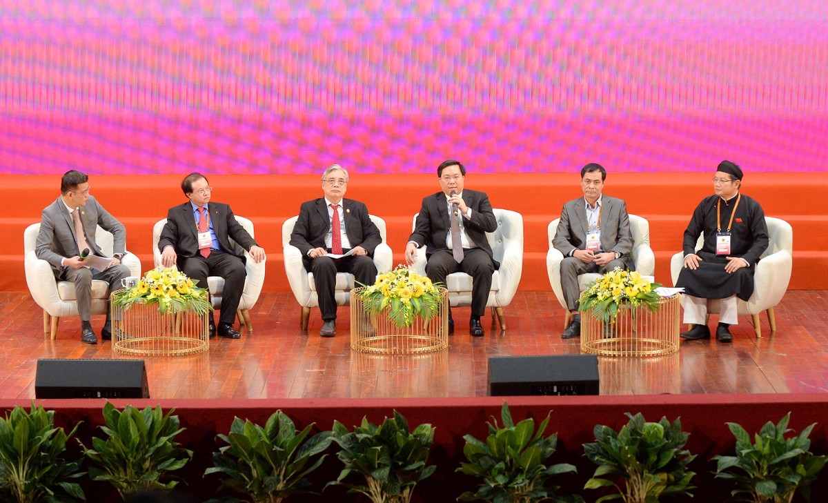 Các diễn giả tham gia thảo luận bàn tròn.