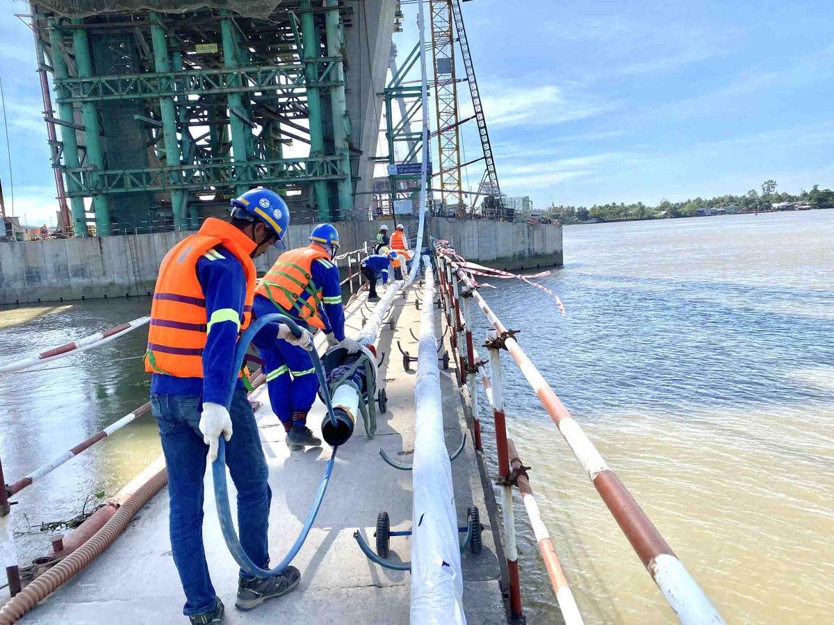 Đội ngũ công nhân và kỹ sư thi công kéo dây văng.