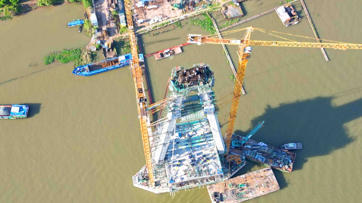 Hiện cầu Mỹ Thuận 2 đang được căng kéo cáp dây văng và tiến độ gói thầu đạt hơn 31% sản lượng so với hợp đồng.