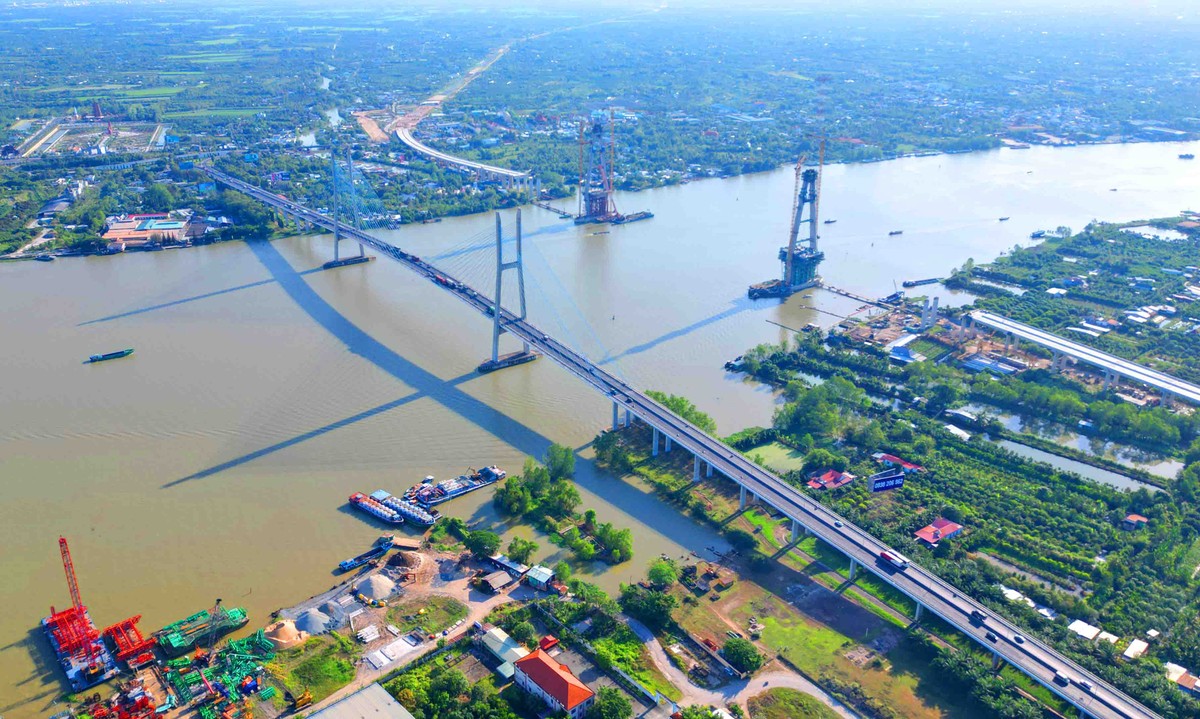 Dự án cầu Mỹ Thuận 2 có tổng chiều dài khoảng 6,01 km, tổng mức đầu tư hơn 5.000 tỉ đồng, khởi công tháng 3/2020, dự kiến hoàn thành trong năm 2023.