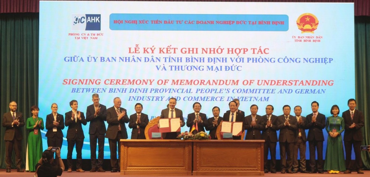 UBND tỉnh Bình Định và đại diện AHK Việt Nam (Phòng Công nghiệp và Thương mại Đức) trong buổi lễ ký kết biên bản ghi nhớ hợp tác (ngày 21/11/2022). Nguồn: Sở Ngoại vụ Bình Định. UBND tỉnh Bình Định và đại diện AHK Việt Nam (Phòng Công nghiệp và Thương mại Đức) trong buổi lễ ký kết biên bản ghi nhớ hợp tác (ngày 21/11/2022). Nguồn: Sở Ngoại vụ Bình Định.