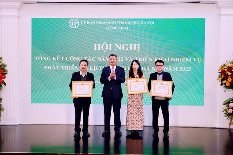 Phó Chủ tịch UBND thành phố Nguyễn Mạnh Quyền trao Bằng khen của UBND thành phố cho các tập thể và cá nhân. Phó Chủ tịch UBND thành phố Nguyễn Mạnh Quyền trao Bằng khen của UBND thành phố cho các tập thể và cá nhân.