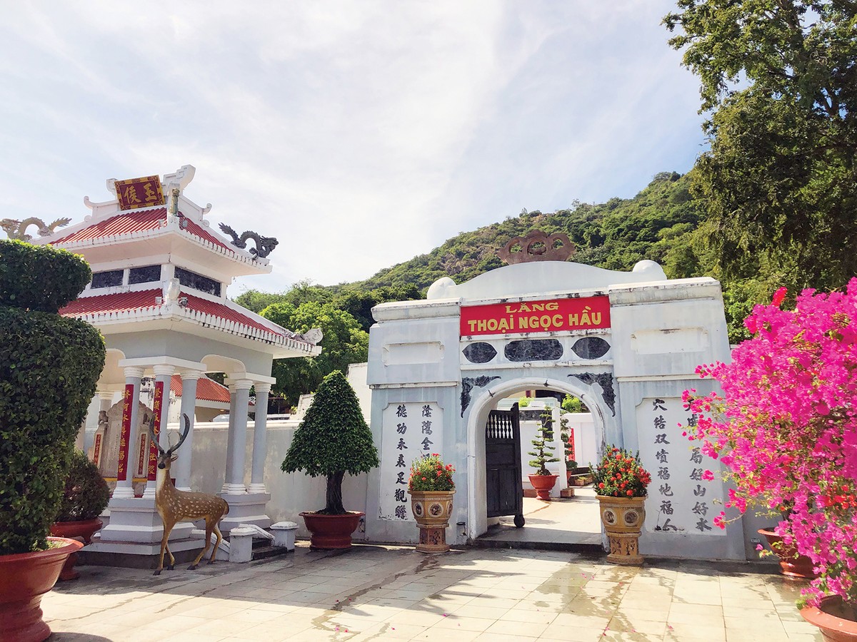 Lăng Thoại Ngọc Hầu, một công thần mở cõi phương Nam ở Châu Đốc Lăng Thoại Ngọc Hầu, một công thần mở cõi phương Nam ở Châu Đốc