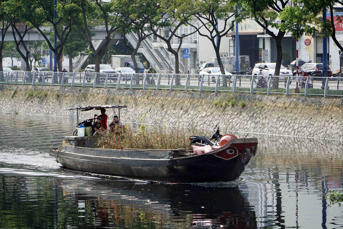 Thuyền chở hoa từ ĐBSCL cập Bến Bình Đông.