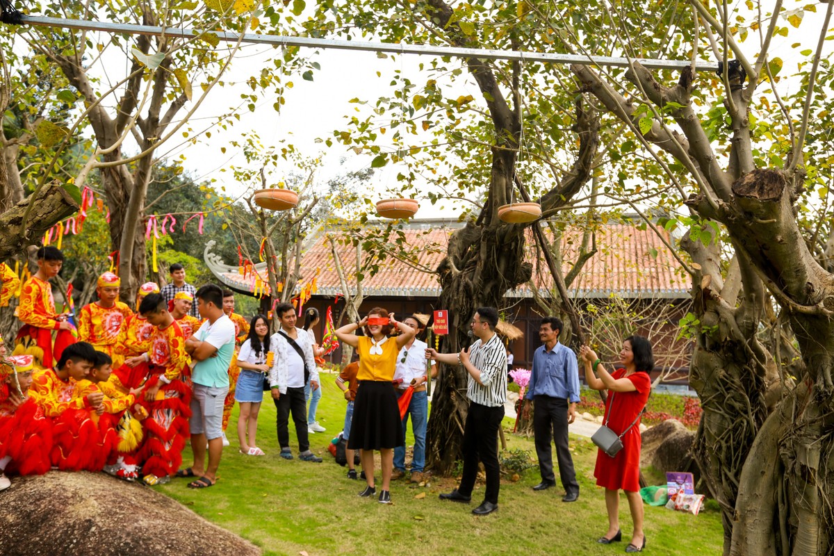 Đập nêu đất là một hoạt động hấp dẫn người chơi tại Lễ hội Đền Thần Tài. Đập nêu đất là một hoạt động hấp dẫn người chơi tại Lễ hội Đền Thần Tài.