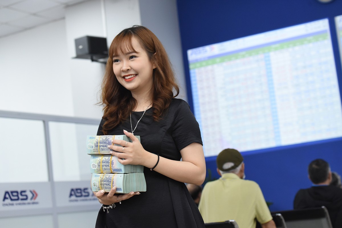 Năm 2021 đánh dấu chứng khoán Việt Nam phát triển rực rỡ, thiết lập nhiều kỷ lục, từ chỉ số VN-Index phá kỷ lục lịch sử 1.500 điểm đến số lượng nhà đầu tư mới mở tài khoản… Việc dịch bệnh Covid-19 được đẩy lui, các nền kinh tế mở cửa trở lại cùng các gói kích thích kinh tế được triển khai, khiến nhiều nhà đầu tư kỳ vọng năm 2022 tiếp tục là một năm “mang tiền về nhà” Năm 2021 đánh dấu chứng khoán Việt Nam phát triển rực rỡ, thiết lập nhiều kỷ lục, từ chỉ số VN-Index phá kỷ lục lịch sử 1.500 điểm đến số lượng nhà đầu tư mới mở tài khoản… Việc dịch bệnh Covid-19 được đẩy lui, các nền kinh tế mở cửa trở lại cùng các gói kích thích kinh tế được triển khai, khiến nhiều nhà đầu tư kỳ vọng năm 2022 tiếp tục là một năm “mang tiền về nhà”