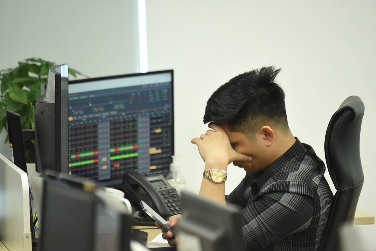 VN-Index kết thúc năm trong sắc đỏ và chỉ số giảm cho cả năm 2022 tới 32,78%. Từ mức đỉnh trên 1.530 điểm (ngày 6/1/2022), VN-Index đã có lúc rơi xuống đáy 873 điểm (ngày 16/11/2022). Trong đó, có những phiên giao dịch địa chấn với việc giảm điểm kỷ lục như ngày 25/4/2022, VN-Index giảm tới 68 điểm. Thị trường trong một thời gian dài chìm trong sắc đỏ khiến nhiều nhà đầu tư tắt máy, xóa app, nói lời tạm biệt sàn chứng khoán VN-Index kết thúc năm trong sắc đỏ và chỉ số giảm cho cả năm 2022 tới 32,78%. Từ mức đỉnh trên 1.530 điểm (ngày 6/1/2022), VN-Index đã có lúc rơi xuống đáy 873 điểm (ngày 16/11/2022). Trong đó, có những phiên giao dịch địa chấn với việc giảm điểm kỷ lục như ngày 25/4/2022, VN-Index giảm tới 68 điểm. Thị trường trong một thời gian dài chìm trong sắc đỏ khiến nhiều nhà đầu tư tắt máy, xóa app, nói lời tạm biệt sàn chứng khoán