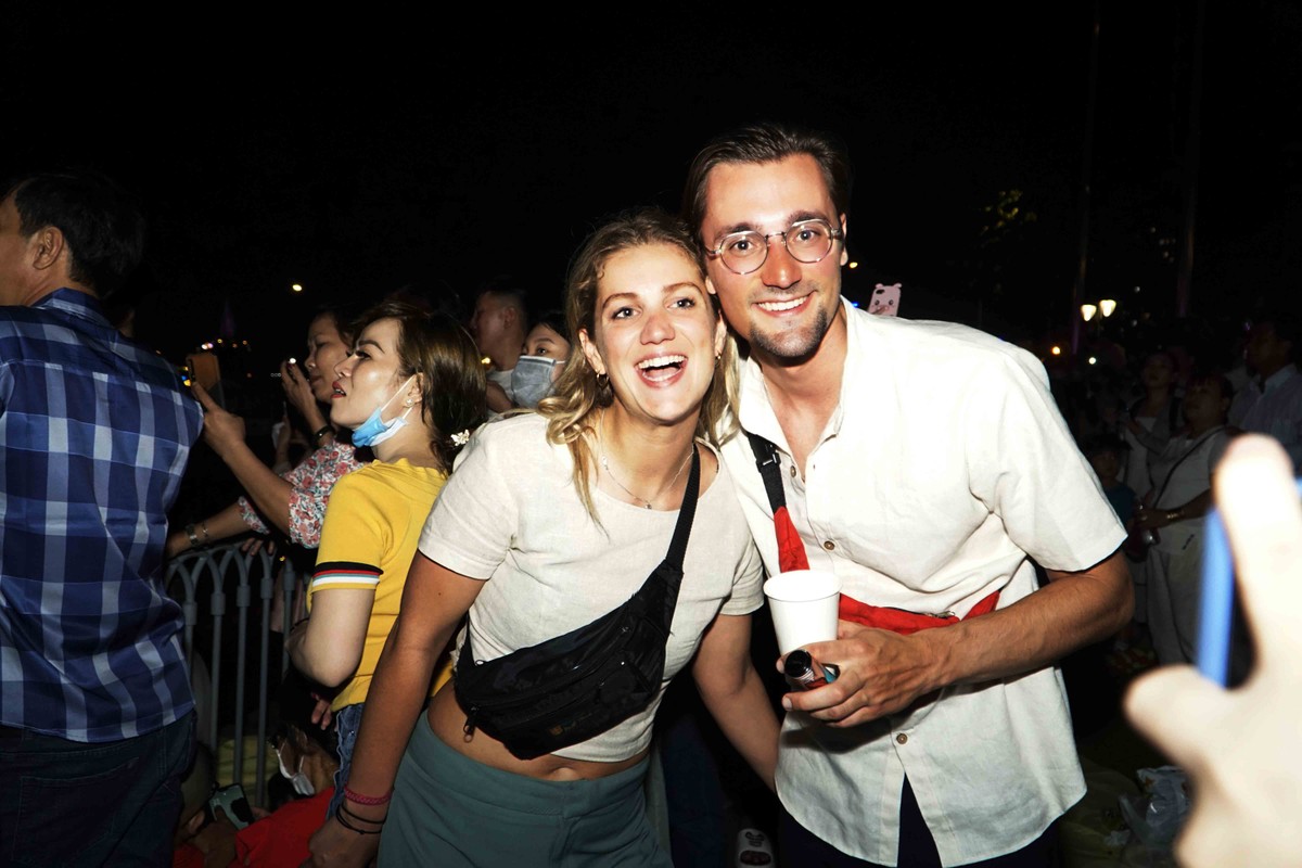 Những du khách người nước ngoài cũng mong đợi được chiêm ngưỡng pháo hoa.