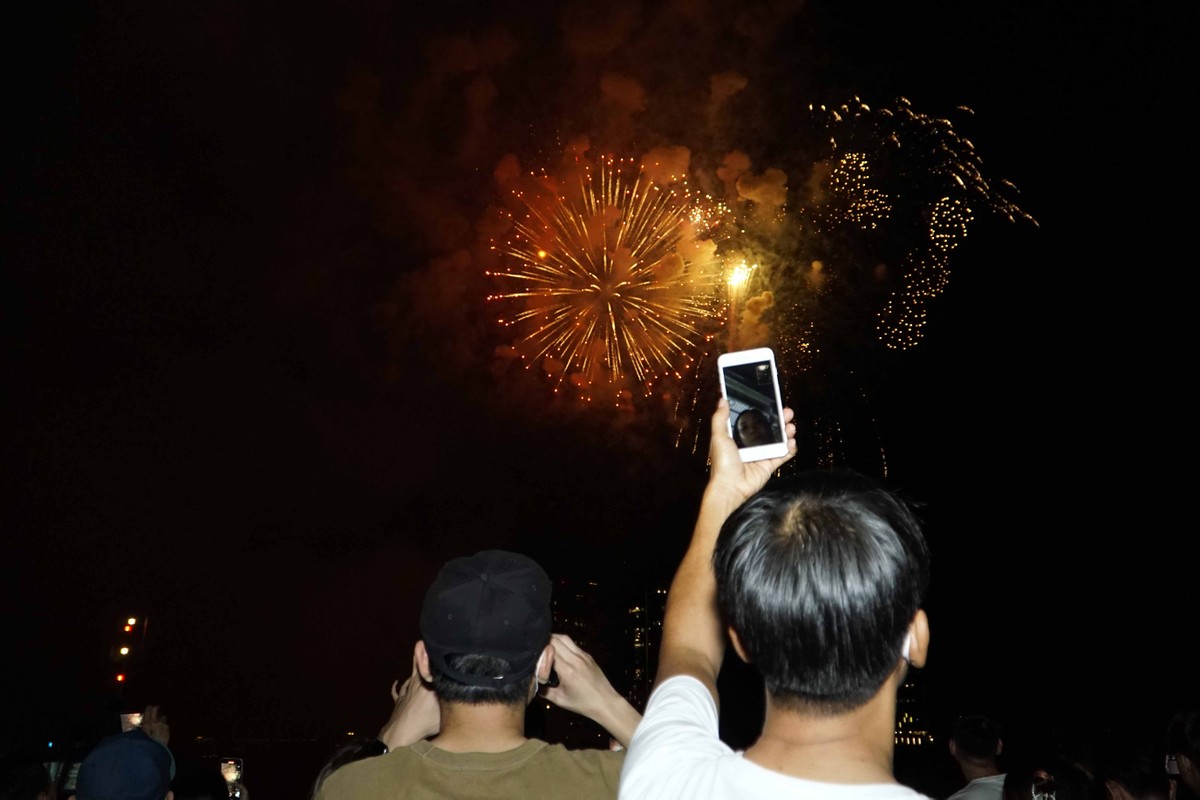 Có người gọi video call để người thân ở nhà cùng ngắm pháo hoa qua màn hình điện thoại.