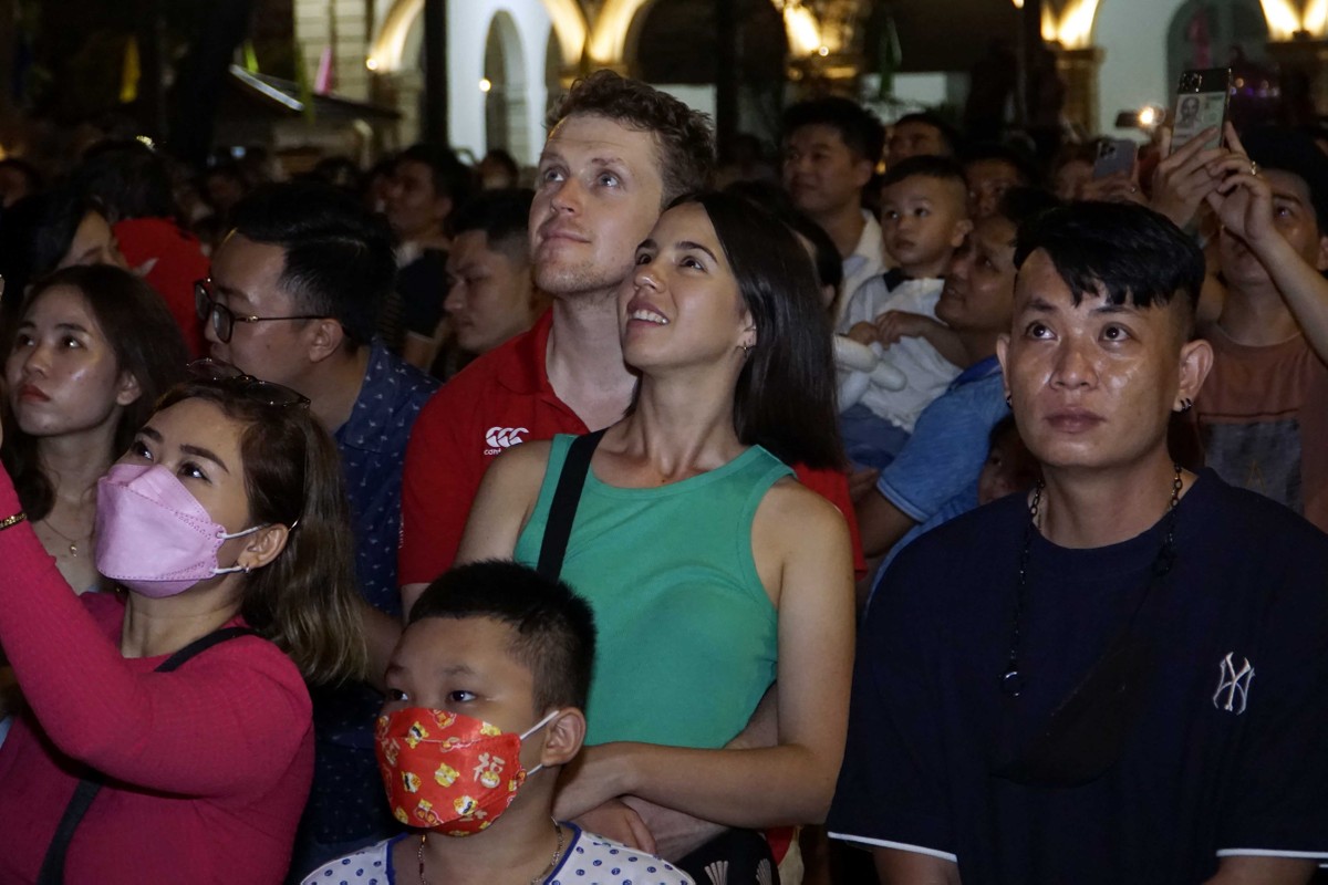 Những cái ôm, nụ cười hạnh phúc trong giây phút chào đón năm mới.