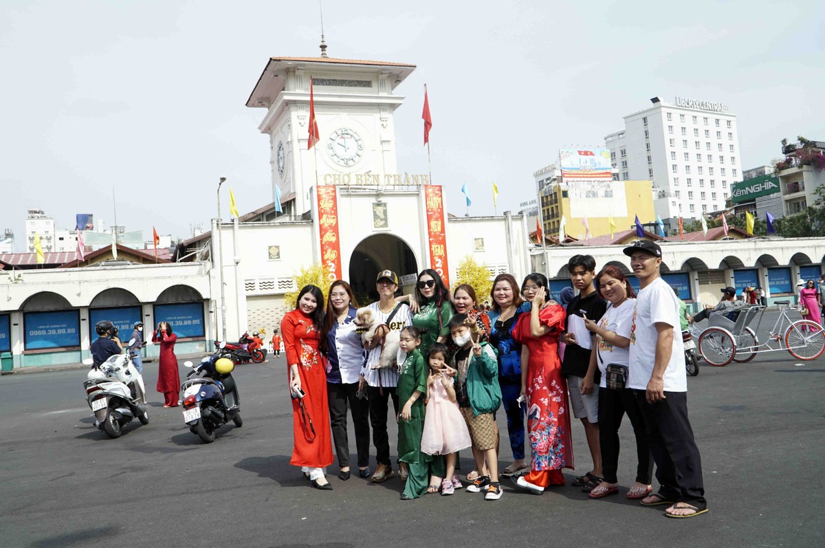 Sau một thời gian bị ảnh hưởng bởi công trường xây dựng nhà ga metro số 1, mặt tiền chợ Bến Thành đã được trả lại sạch đẹp, thông thoáng ngay trước Tết. Sau một thời gian bị ảnh hưởng bởi công trường xây dựng nhà ga metro số 1, mặt tiền chợ Bến Thành đã được trả lại sạch đẹp, thông thoáng ngay trước Tết.