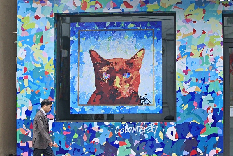 Con phố đắt nhất Thủ đô, phố Tràng Tiền cũng chỉ lác đác người qua lại vào lúc 8h sáng. Con phố đắt nhất Thủ đô, phố Tràng Tiền cũng chỉ lác đác người qua lại vào lúc 8h sáng.