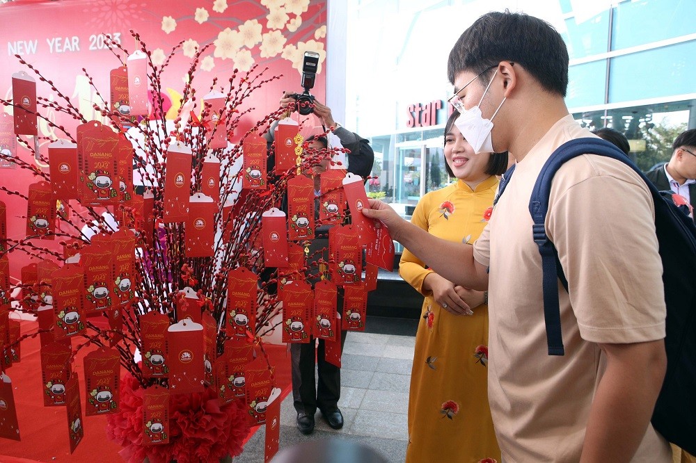 Khách du lịch trải nghiệm chương trình “hái lộc đầu xuân”. Khách du lịch trải nghiệm chương trình “hái lộc đầu xuân”.