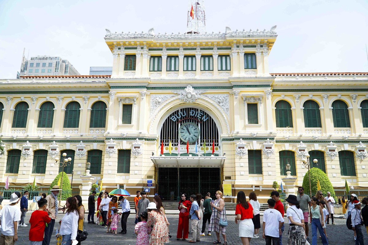 Tại Bưu điện Trung tâm thành phố, đông đúc khách nước ngoài và trong nước đến để vui chơi. Tại Bưu điện Trung tâm thành phố, đông đúc khách nước ngoài và trong nước đến để vui chơi.