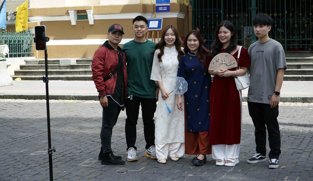 Rất nhiều bạn trẻ đến đây cùng với quần áo dài để “check-in”, quay clip. Rất nhiều bạn trẻ đến đây cùng với quần áo dài để “check-in”, quay clip.