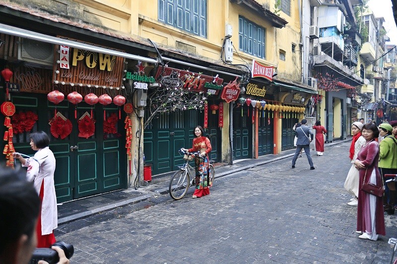 Phố Tạ Hiện lúc 9h sáng vẫn còn khá vắng. Phố Tạ Hiện lúc 9h sáng vẫn còn khá vắng.