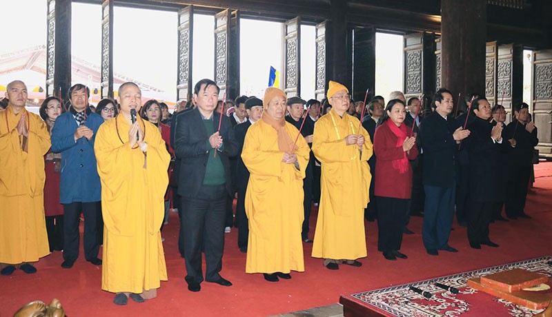 Lãnh đạo tỉnh Ninh Bình cùng các chức sắc tôn giáo và tăng ni, phật tử, du khách thập phương dâng hương thờ Phật tại Điện Tam Thế Lãnh đạo tỉnh Ninh Bình cùng các chức sắc tôn giáo và tăng ni, phật tử, du khách thập phương dâng hương thờ Phật tại Điện Tam Thế