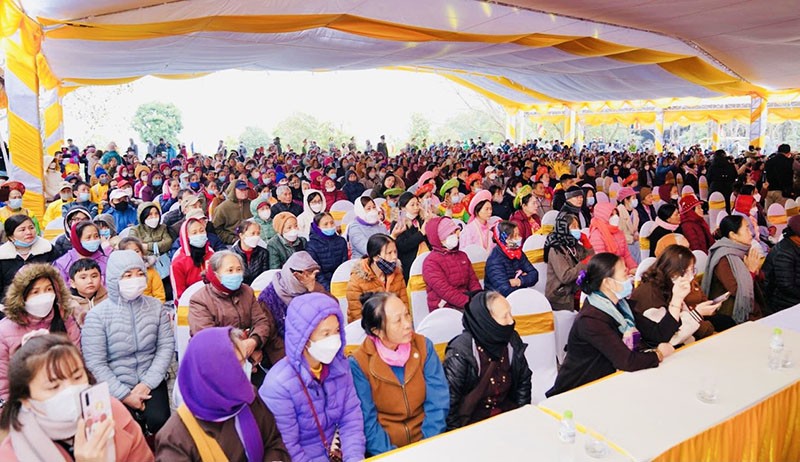 Đông đảo người dân địa phương và du khách dự Lễ khai hội. Đông đảo người dân địa phương và du khách dự Lễ khai hội.